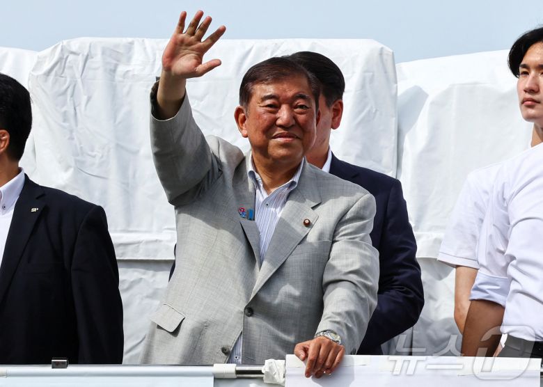 18일 이시바 시게루 일본 총리가 요코하마에서 자민당 참의원선거 후보의 선거 유세에 참석해 손을 흔들고 있다. 2025.07.18 ⓒ 로이터=뉴스1 ⓒ News1 김지완 기자