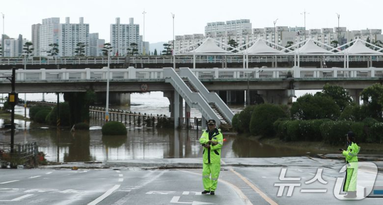 19일 내린 폭우로 울산시 중구 울산교 하부 도로가 물에 잠겨 통제되고 있다. 2025.7.19/뉴스1 ⓒ News1 조민주 기자