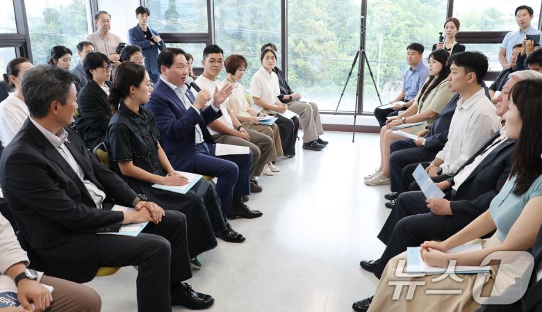 최태원 대한상의 회장이 18일 경주시 황촌마을에서 열린 대한상의 신기업가정신협의회의 지역재생 현장 간담회에서 발언하고 있다. (대한상의 제공. 재판매 및 DB 금지) 2025.7.18/뉴스1