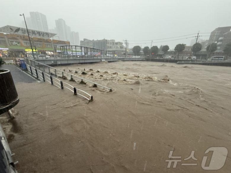 17일 이어진 집중호우로 광주천을 가로지르는 태평교가 범람 직전에 놓여 있다. 이에 따라 광주 서구는 양동복개상가 인근 상인과 일대 주민들에게 대피 명령을 내렸다. 닭전길과 수산시장, 복개상가를 비롯해 양동시장 전체 점포 수는 1000개 이상이다. 2025.7.17/뉴스1 ⓒ News1 김태성 기자