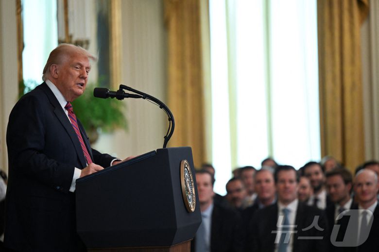 도널드 트럼프 미국 대통령이 18일(현지시간) 워싱턴DC 백악관에서 '지니어스 법안'(Genius Act, Guiding and Establishing National Innovation for U.S. Stablecoins Act) 서명식에서 연설하고 있다. ⓒ 로이터=뉴스1 ⓒ News1 류정민 특파원
