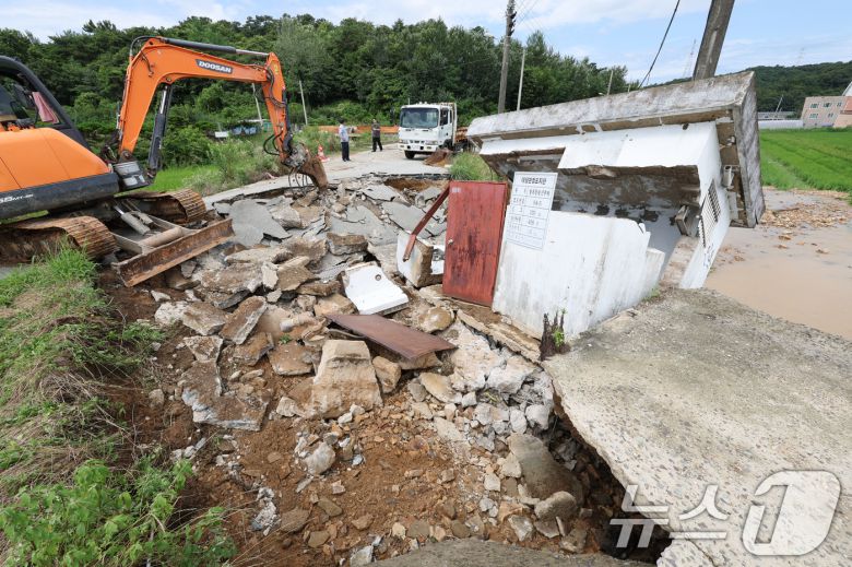 전날 내린 집중호우로 인해 18일 광주 북구 망월동에 위치한 대형관정이 붕괴되어 길이 끊겨 있다. 사진은 긴급복구 작업 중인 모습. 2025.7.18/뉴스1 ⓒ News1 박지현 기자