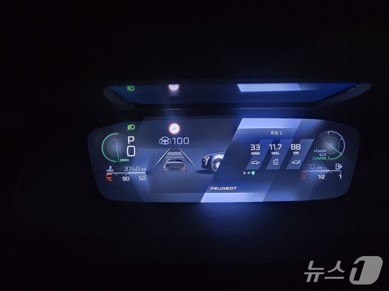 11~12일 푸조 준중형 해치백 '308 스마트 하이브리드' GT 트림을 88㎞가량 주행한 뒤 계기판을 확인하니 연비가 11.7㎞/L로 표시됐다. 2025.07.12.