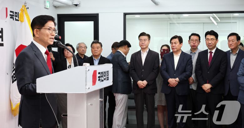 6·3 대선에 출마했던 김문수 전 고용노동부 장관이 20일 서울 여의도 국민의힘 중앙당사에서 열린 기자회견에서 당 대표 출마를 선언하고 있다. 2025.7.20/뉴스1 ⓒ News1 박지혜 기자