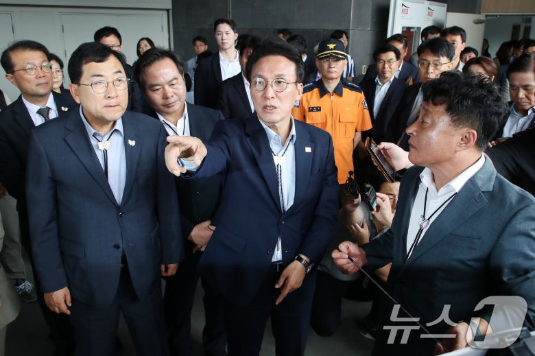 김민석 국무총리가 11일 오전 경북 경주화백컨벤션센터를 찾아 APEC 정상회의에 사용될 미디어센터 건립 현장을 점검하고 있다. 2025.7.11/뉴스1 ⓒ News1 공정식 기자