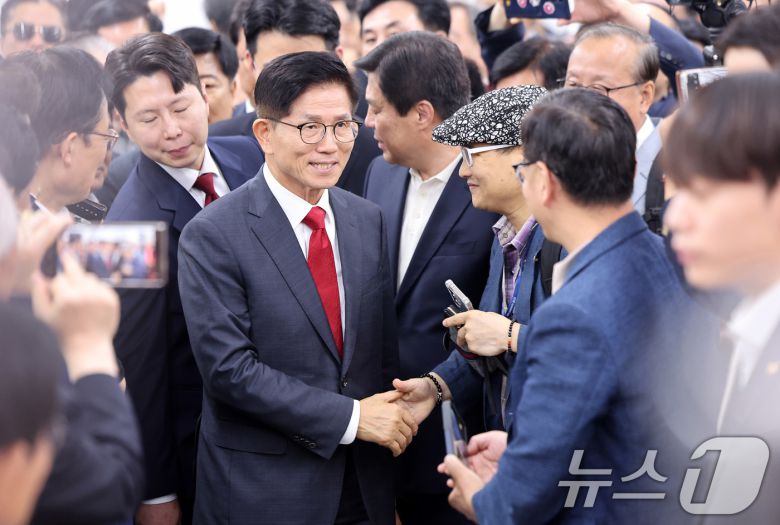 6·3 대선에 출마했던 김문수 전 고용노동부 장관이 20일 서울 여의도 국민의힘 중앙당사에서 열린 기자회견에서 당 대표 출마 선언에 앞서 지지자들과 인사를 나누고 있다. 2025.7.20/뉴스1 ⓒ News1 박지혜 기자