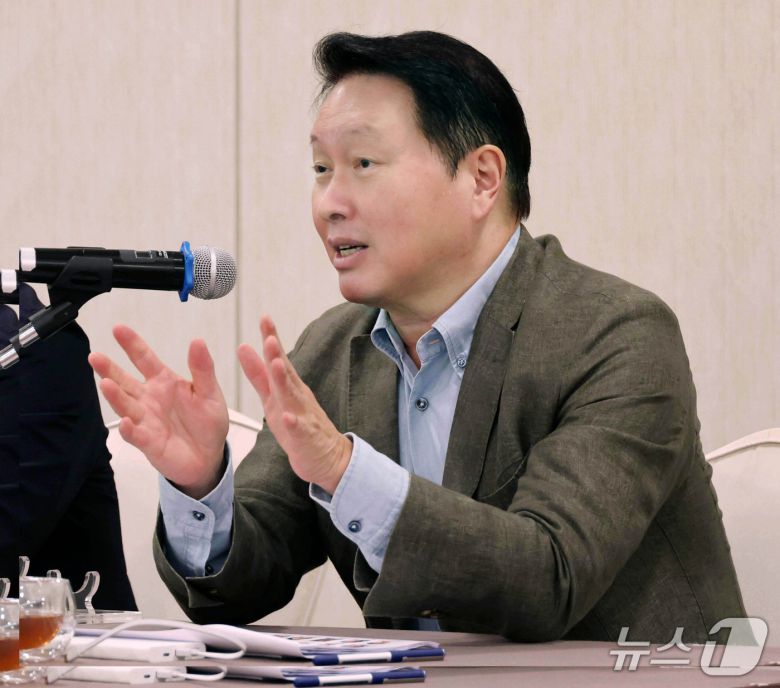 최태원 대한상공회의소 회장이 17일 대한상의 하계포럼 기자간담회에서 발언하고 있다. (사진제공 = 대한상의) ⓒ News1 박기호 기자