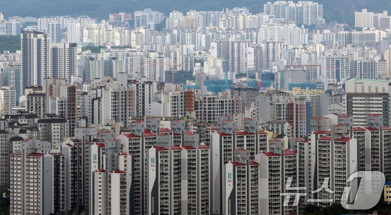 서울 남산에서 바라본 아파트 모습. 2025.7.15/뉴스1 ⓒ News1 김명섭 기자