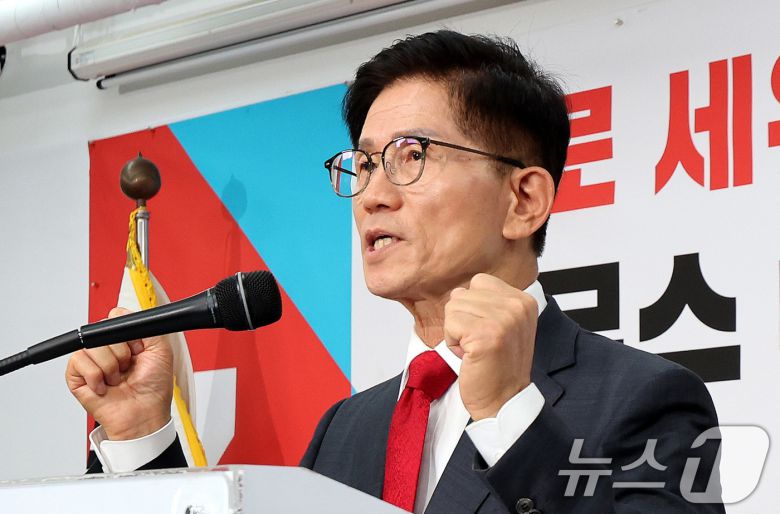 6·3 대선에 출마했던 김문수 전 고용노동부 장관이 20일 서울 여의도 국민의힘 중앙당사에서 열린 기자회견에서 당 대표 출마를 선언하고 있다. 2025.7.20/뉴스1 ⓒ News1 박지혜 기자