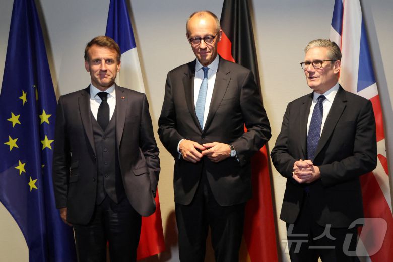 왼쪽부터 에마뉘엘 마크롱 프랑스 대통령, 프리드리히 메르츠 독일 총리, 키어 스타머 영국 총리가 6월 24일 네덜란드 헤이그에서 모여 회담한 뒤 기념촬영을 하고 있다. 2025.6.24 ⓒ 로이터=뉴스1 ⓒ News1 강민경 기자