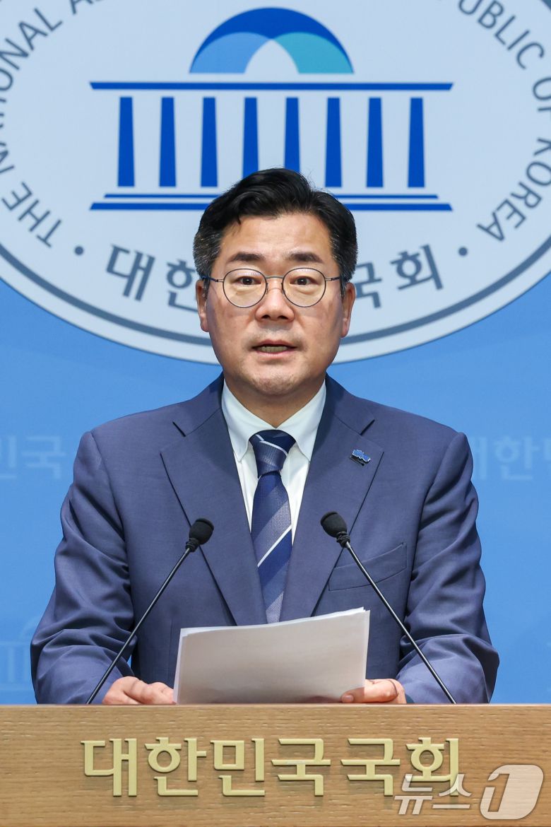 박찬대 더불어민주당 당대표 후보가 17일 오후 서울 여의도 국회 소통관에서 12·3 비상계엄 피의자들을 불러세워 ‘제2의 5공 청문회’를 추진하겠다며 기자회견을 하고 있다. 2025.7.17/뉴스1 ⓒ News1 안은나 기자