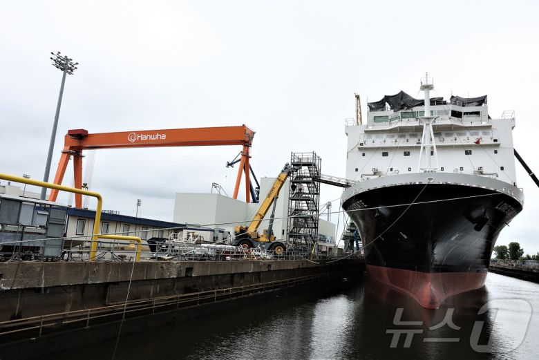 지난 16일(현지시간) 한화필리십야드 5도크에서 국가안보다목적선박(NSMV)이 마무리 공정을 진행하고 있다. ⓒ News1 류정민 특파원