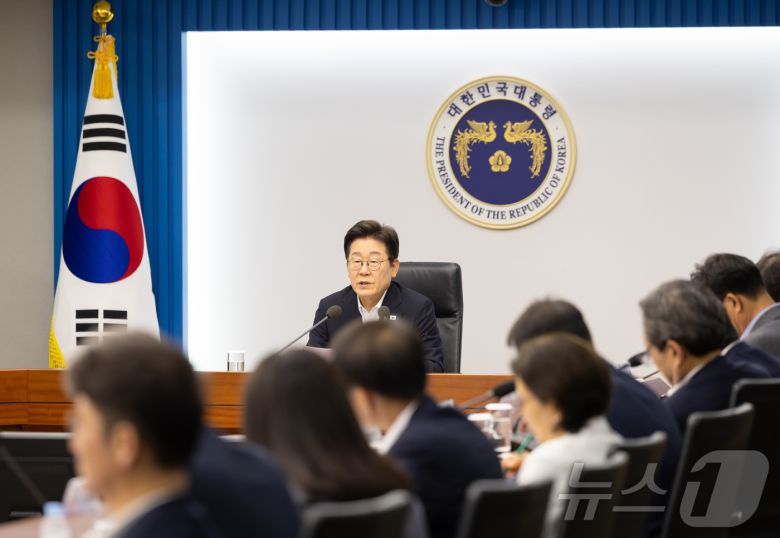 이재명 대통령이 17일 서울 용산 대통령실 청사에서 열린 4차 수석·보좌관 회의에서 발언을 하고 있다. (대통령실 제공. 재판매 및 DB금지) 2025.7.17/뉴스1 ⓒ News1 이재명 기자