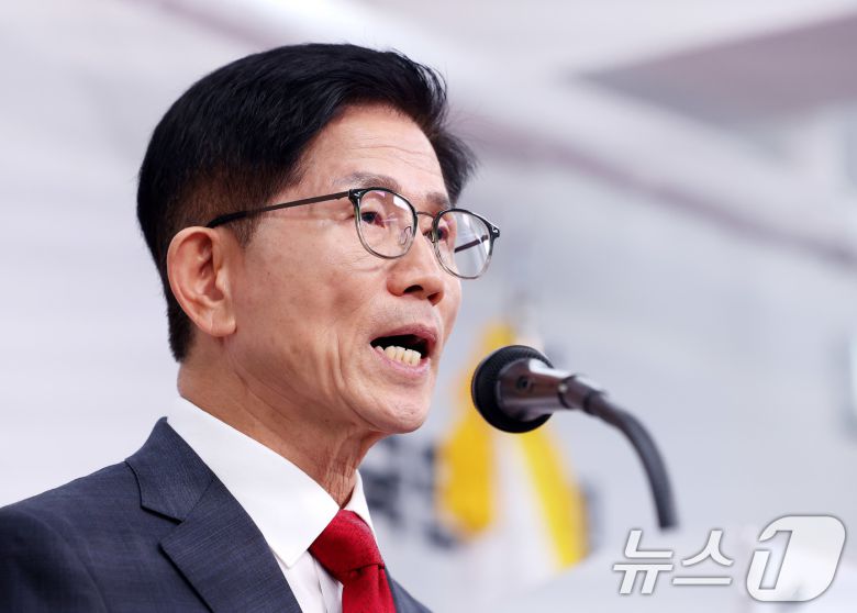 6·3 대선에 출마했던 김문수 전 고용노동부 장관이 20일 서울 여의도 국민의힘 중앙당사에서 열린 기자회견에서 당 대표 출마를 선언하고 있다. 2025.7.20/뉴스1 ⓒ News1 박지혜 기자