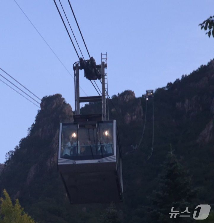 설악산 케이블카 권금성 정상서 구조되고 있는 관광객들.2025.7.20/뉴스1 윤왕근 기자