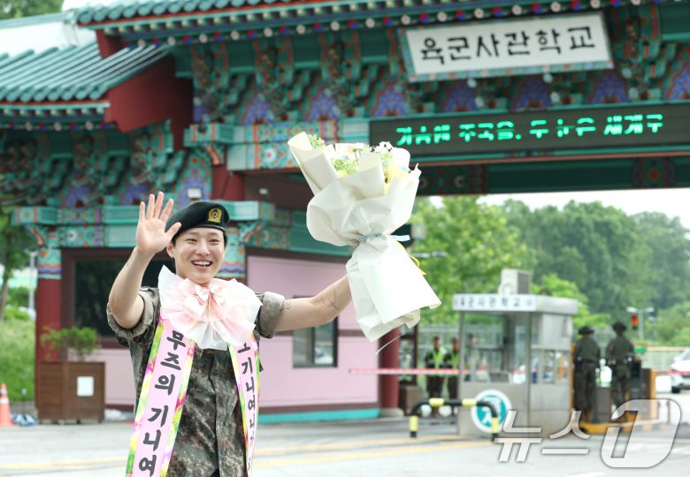 가수 우즈(WOODZ, 본명 조승연)가 21일 오전 서울 노원구 육군사관학교에서 전역식을 마친 뒤 전역인사를 하고 있다. 2025.7.21/뉴스1 ⓒ News1 권현진 기자