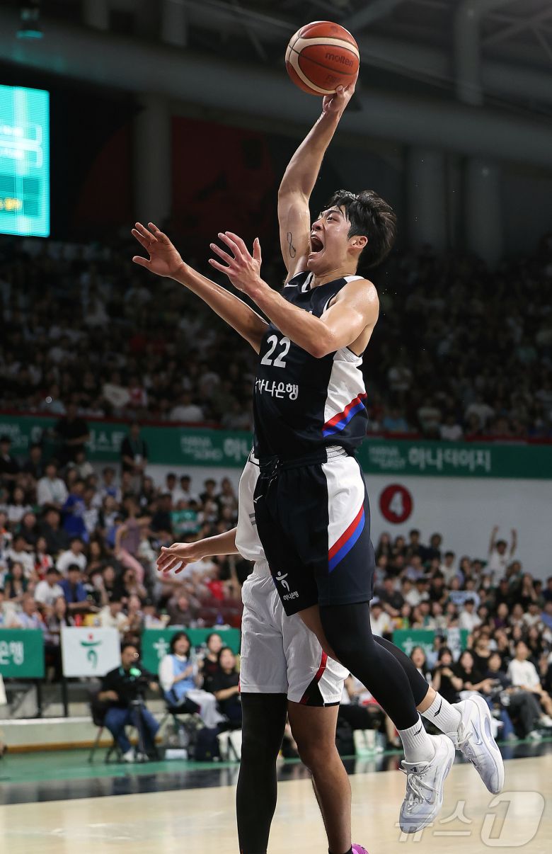 13일 오후 경기도 안양 정관장 체육관에서 열린 하나은행 초청 2025 남자농구 국가대표 평가전 대한민국과 일본의 경기, 대한민국 여준석이 1쿼터 덩크슛을 시도하고 있다. 2025.7.13/뉴스1 ⓒ News1 김진환 기자