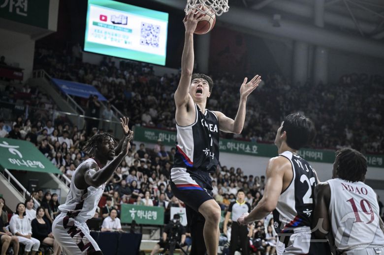 20일 오후 경기도 안양 정관장 체육관에서 열린 하나은행 초청 2025 남자농구 국가대표 평가전 대한민국과 카타르의 경기, 대한민국 이현중이 카타르 수비 사이로 레이업 슛을 성공하고 있다. (대한농구협회 제공, 재판매 및 DB 금지) 2025.7.20/뉴스1 ⓒ News1 김진환 기자