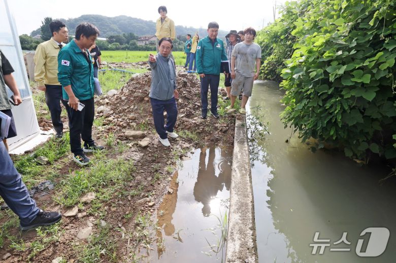 심민 전북 임실군수가 폭우로 피해가 발생한 현장을 찾아 점검하고 있다.(임실군제공. 재판매 및 DB금지)2025.7.21/뉴스1