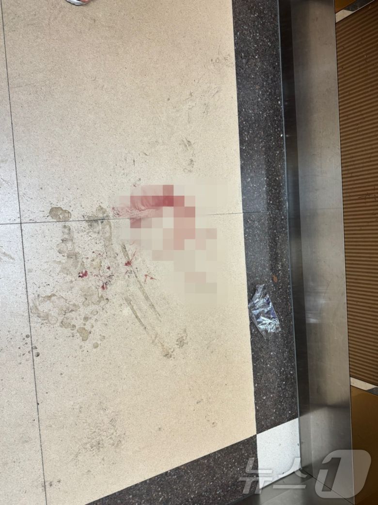 21일 총기 사고가 발생한 인천시 송도국제도시 한 아파트 엘리베이터에 혈흔이 묻어있다. 2025.7.21/뉴스1 ⓒ News1 박소영 기자