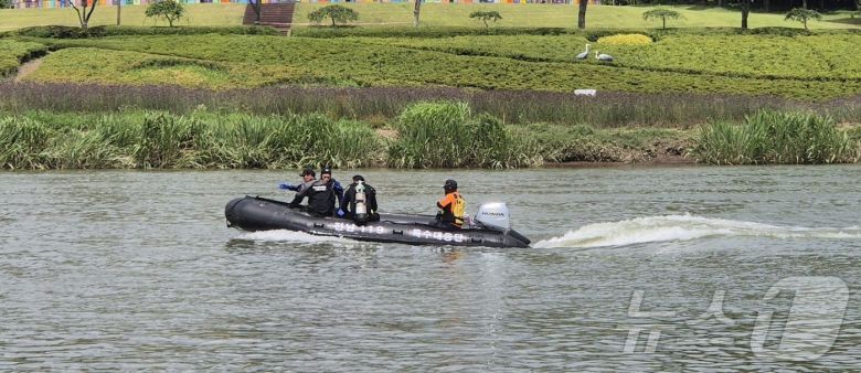 22일 오전 전남 순천시 동천 일대에서 급류에 휩쓸린 70대 실종자를 찾기 위한 수색 작업이 이뤄지고 있다.(순천시 제공. 재판매 및 DB 금지)