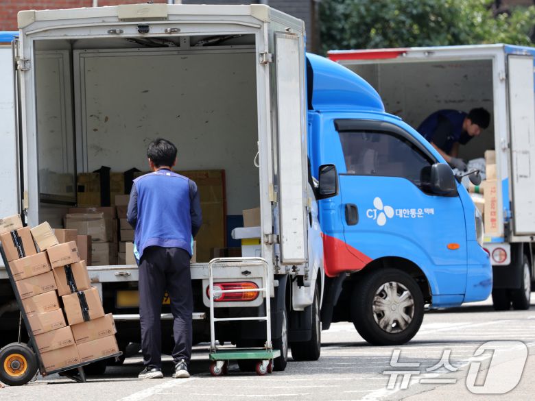 연일 폭염이 이어지고 있는 9일 서울 시내 한 택배물류센터에서 노동자가 택배 분류 작업을 하고 있다. 2025.7.9/뉴스1 ⓒ News1 황기선 기자