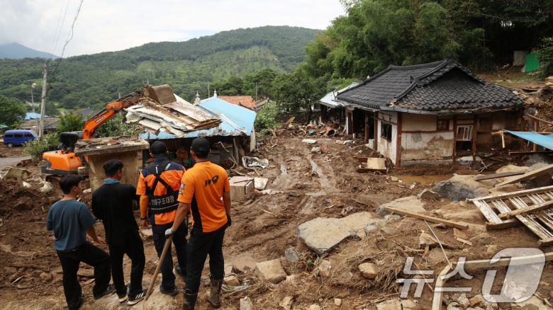 21일 폭우와 산사태 피해를 입은 경남 산청군 산청읍 모고마을에서 실종자 수색작업이 이뤄지고 있다. 2025.7.21/뉴스1 ⓒ News1 윤일지 기자