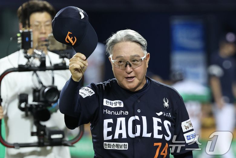 한화 김경문 감독이 22일 서울 송파구 잠실야구장에서 열린 프로야구 '2025 신한 SOL뱅크 KBO 리그' 한화 이글스와 두산 베어스의 경기에서 2-1로 승리를 거두며 10연승을 달성한 후 관중석을 향해 인사하고 있다. 2025.7.22/뉴스1 ⓒ News1 김성진 기자
