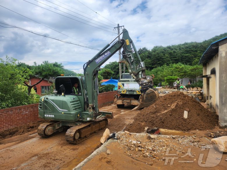 육군 제39보병사단 장병들이 21일 경남 산청군 산청읍 일대에서 굴삭기를 활용해 침수피해 민가 주변에 쌓인 토사를 제거하고 있다. (육군본부 제공. 재판매 및 DB 금지) 2025.7.21/뉴스1