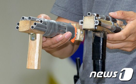 강북경찰서에서 '오패산터널 총격전'에서 이용된 총기가 공개되고 있다.  /뉴스1 ⓒ News1 황기선 기자