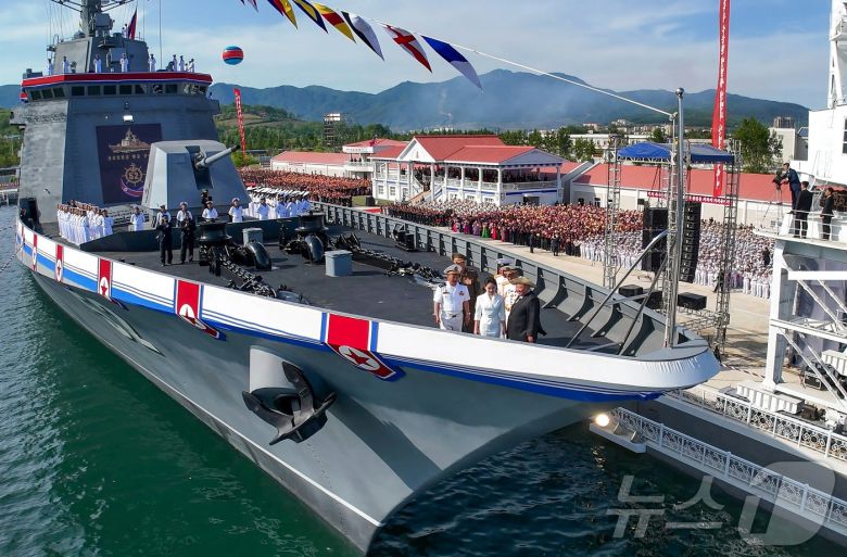 (평양 노동신문=뉴스1) = 북한 노동당 기관지 노동신문이 지난 6월 공개한 신형 구축함 강건호의 모습 [국내에서만 사용가능. 재배포 금지. DB 금지. For Use Only in the Republic of Korea. Redistribution Prohibited] rodongphoto@news1.kr