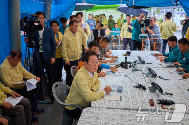 이재명 대통령이 21일 경남 산청군 산청읍 행정복지센터 앞에 마련된 호우 피해 통합지원본부에서 보고를 받고 있다. (대통령실 제공. 재판매 및 DB 금지) 2025.7.21/뉴스1 ⓒ News1 허경 기자