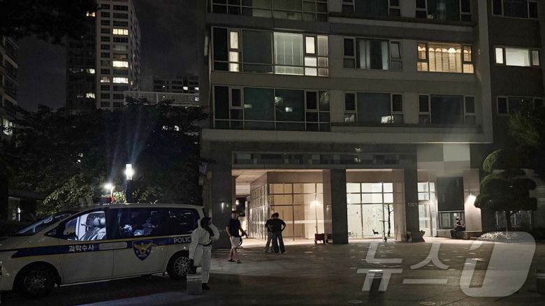 21일 총기사고가 발생한 인천 송도국제도시 아파트 단지에 경찰 수사관들이 출동해 수습작업을 하고있다.2025.7.21/뉴스1 ⓒ News1 박소영 기자