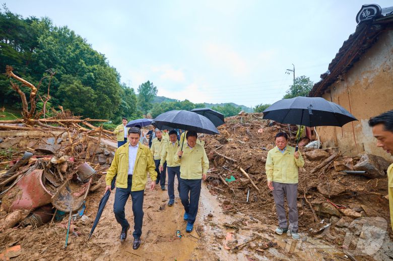 이재명 대통령이 지난 21일 기록적인 폭우가 쏟아진 경남 산청군 산청읍 부리마을에서 피해 상황을 점검하고 있다. (이재명 대통령 SNS. 재판매 및 DB 금지)) 2025.7.22/뉴스1 ⓒ News1 이재명 기자