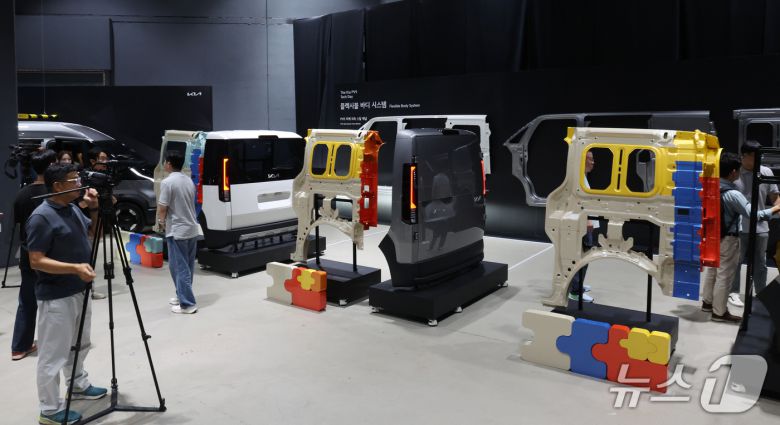 22일 경기도 광명시 AK플라자에서 열린 '더 기아 PV5 테크 데이'에서 취재진이 PV5의 상품성과 기술 혁신 등을 살펴보고 있다. 2025.7.22/뉴스1 ⓒNews1 김명섭 기자