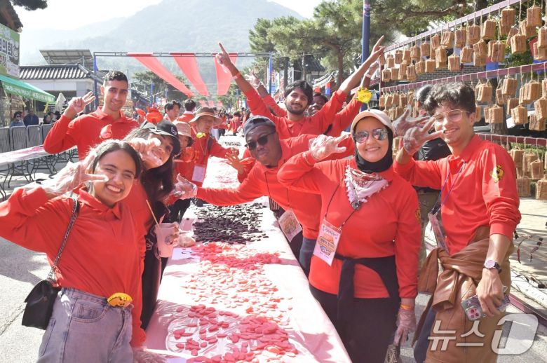 지난 2024년 10월 열린 제19회 순창장류축제 체험 프로그램에 참여한 외국인들이 기념 촬영을 하고 있다.(순창군 제공. 재판매 및 DB금지)/뉴스1