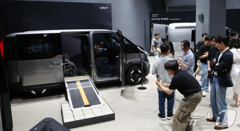 22일 경기도 광명시 AK플라자에서 열린 '더 기아 PV5 테크 데이'에서 취재진이 PV5의 상품성과 기술 혁신 등을 살펴보고 있다.  2025.7.22/뉴스1 ⓒNews1 김명섭 기자