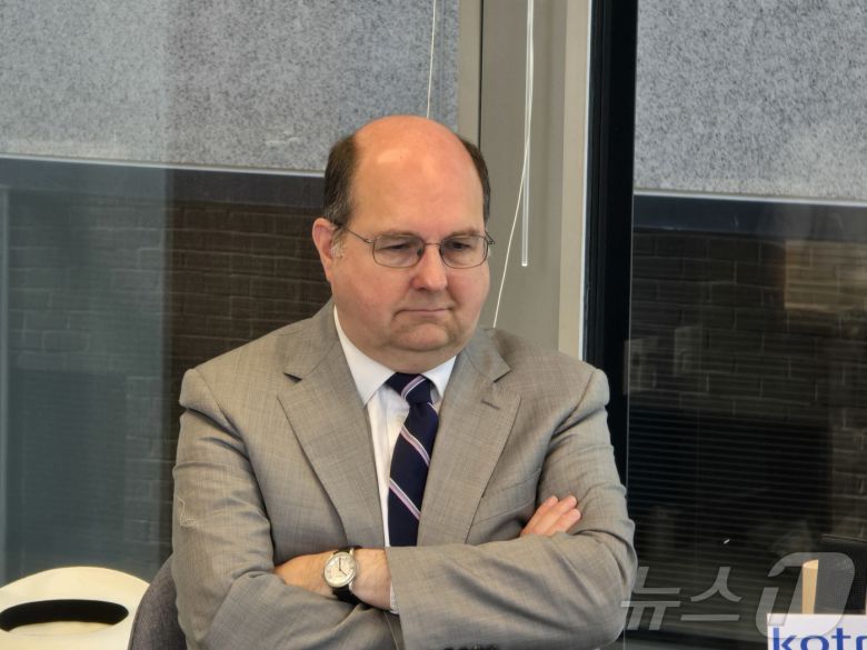 스티븐 본 전 미무역대표부(USTR) 법무실장이 22일(현지시간) 미국 워싱턴DC에서 한국 기자들과 만나 한미 간 무역협상과 관련한 질문을 듣고 있다. ⓒ News1 류정민 특파원