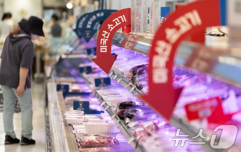 정부가 한미 통상협의 협상 카드에서 쌀과 소고기 시장 추가 개방을 제외한 것으로 알려졌다. 대신 비관세 장벽 완화, 바이오 연료용 작물 수입 확대 등이 협상 카드로 유력하게 제기되고 있다. 미국은 그간 30개월령 이상 소고기의 수입 재개, 쌀 수입 확대를 요구해 왔으나 이에 한국 정부는 한국 식량 안보와 농민 보호를 이유로 요구 수용에 난색을 보여왔다. 사진은 23일 서울 시내의 한 대형마트에 진열된 미국산 소고기 2025.7.23/뉴스1 ⓒ News1 이승배 기자