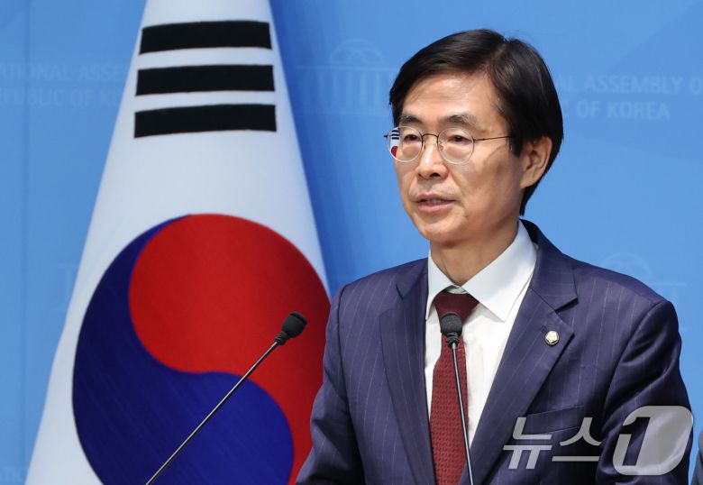 국민의힘 당대표 출마를 선언한 조경태 의원이 23일 오전 서울 여의도 국회 소통관에서 현안 관련 기자회견을 열고 혁신후보 단일화를 제안하고 있다. 2025.7.23/뉴스1 ⓒ News1 이광호 기자