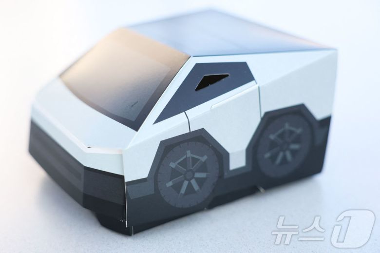 21일(현지시간) 테슬라 다이너에서 판매하는 테슬라 버거가 담긴 사이버트럭 디자인의 포장 박스.2025.07.21. ⓒ AFP=뉴스1