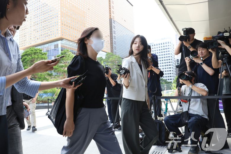 '김건희 집사' 김예성 씨의 아내 정 모 씨가 23일 서울 종로구 김건희 특검팀(특별검사 민중기)으로 소환 조사에 출석하고 있다. 2025.7.23/뉴스1 ⓒ News1 박정호 기자