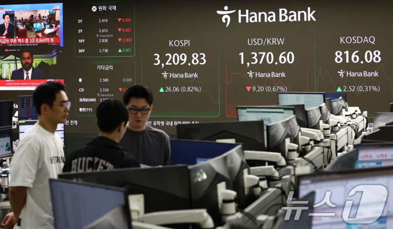 24일 오전 서울 중구 하나은행 본점 딜링룸에서 딜러들이 업무를 보고 있다. 2025.7.24/뉴스1 ⓒ News1 김민지 기자