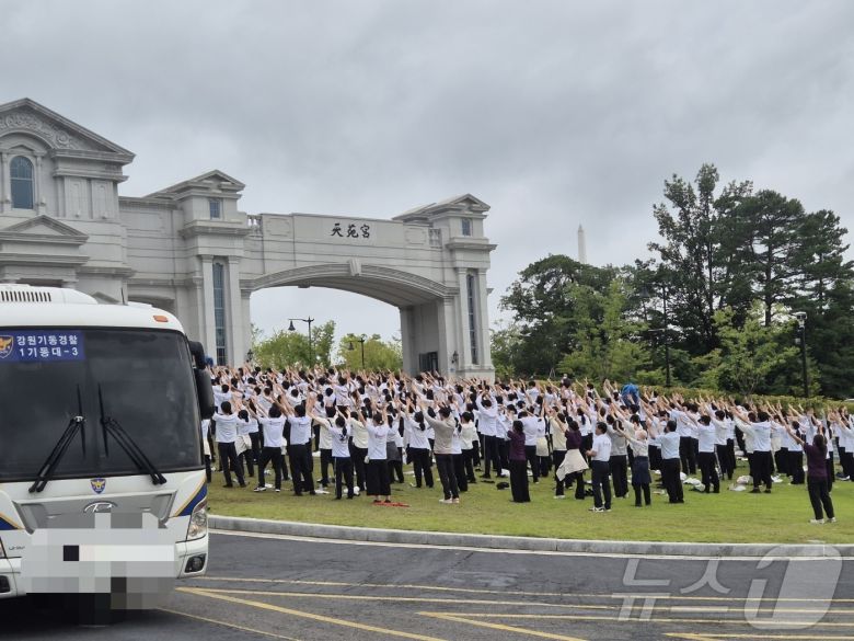 김건희 특검팀이 18일 건진법사 청탁 의혹 관련 경기 가평군 설악면 소재 통일교 본부를 압수수색한 가운데 신도들이 본부 입구에서 예배를 하고 있다. 2025.7.18/뉴스1 ⓒ News1 양희문 기자