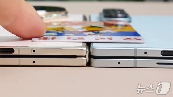 두께 8.8㎜라고 주장하는 중국 아너의 매직V5(왼쪽)과 갤럭시Z폴드7. 두께 8.9㎜의 갤럭시Z폴드7이 더 얇은 걸 확인할 수 있다. (아이스유니버스 X 갈무리)/뉴스1