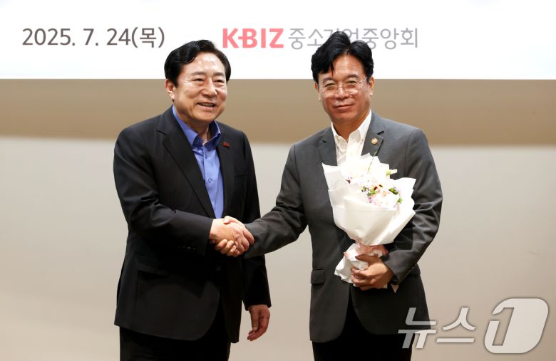 김기문 중소기업중앙회 회장이 24일 서울 영등포구 중기중앙회에서 김영훈 신임 고용노동부 장관과 상견례 후 기념 촬영을 하고 있다. (중소기업중앙회 제공. 재판매 및 DB 금지) 2025.7.24/뉴스1