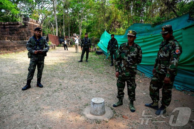 캄보디아 군인(우측)과 태국 군인이 2025년 3월 26일 국경 분쟁지역인 프라삿 타 무엔 톰(프라삿 탄 무엔 톰)에서 경계 근무를 서고 있다. ⓒ AFP=뉴스1 ⓒ News1 최종일 선임기자