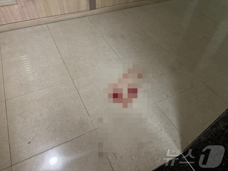 21일 총기 사고가 발생한 인천시 송도국제도시 한 아파트 현장에 혈흔이 묻어있다. 2025.7.21/뉴스1 ⓒ News1 박소영 기자