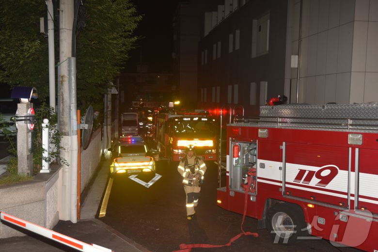 지난 21일 소방 관계자들이 송도 총격 피의자 A 씨(63)의 서울 도봉구 쌍문동 주택에 진입하고 있다.(서울소방재난본부 제공. 재배포 및 DB금지)2025.7.23/뉴스1