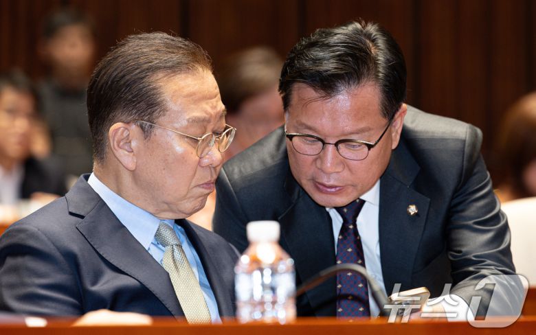 권영세 국민의힘 비상대책위원장(왼쪽)과 이양수 사무총장이 7일 오후 서울 여의도 국회에서 열린 의원총회에서 스마트폰을 바라보고 있다. 2025.5.7/뉴스1 ⓒ News1 이재명 기자